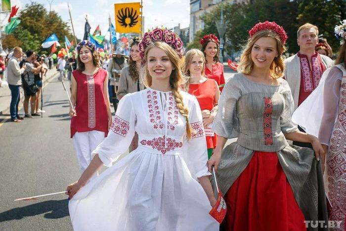 1995年后,白俄罗斯语和俄罗斯语被设为官方语言,白俄罗斯人大多信仰