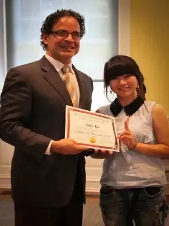 美国游学名校颁发证书